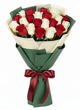 Букет Микс из красных и белых роз в Новой Майне