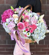Цветочная композиция из Розы, Хризантемы, Пионы и Лизиантусы в корзине в Новой Майне