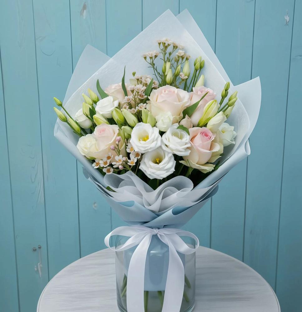 Букет цветов из: Розы и Лизиантусы в Новой Майне