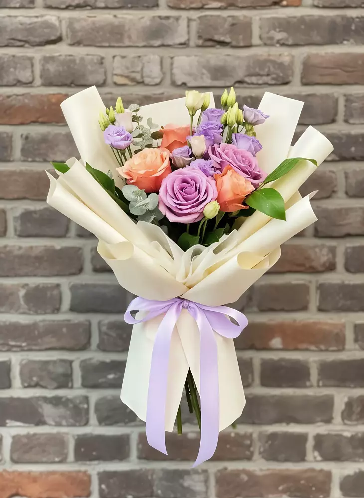 Букет цветов из: Лизиантусы и Розы в Новой Майне