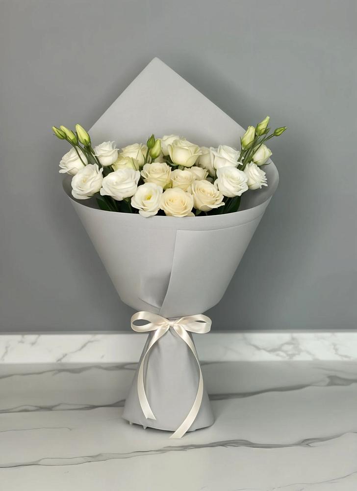 Букет цветов из: Розы и Лизиантусы в Новой Майне