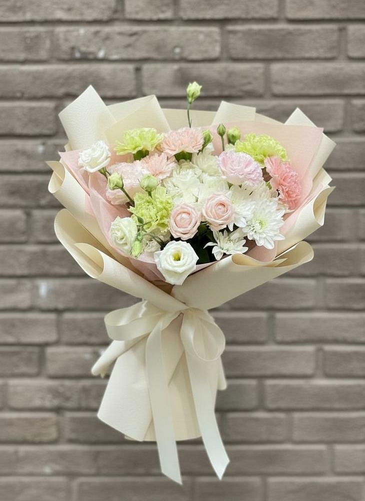 Букет цветов из: Гвоздики, Розы, Лизиантусы и Хризантемы в Новой Майне