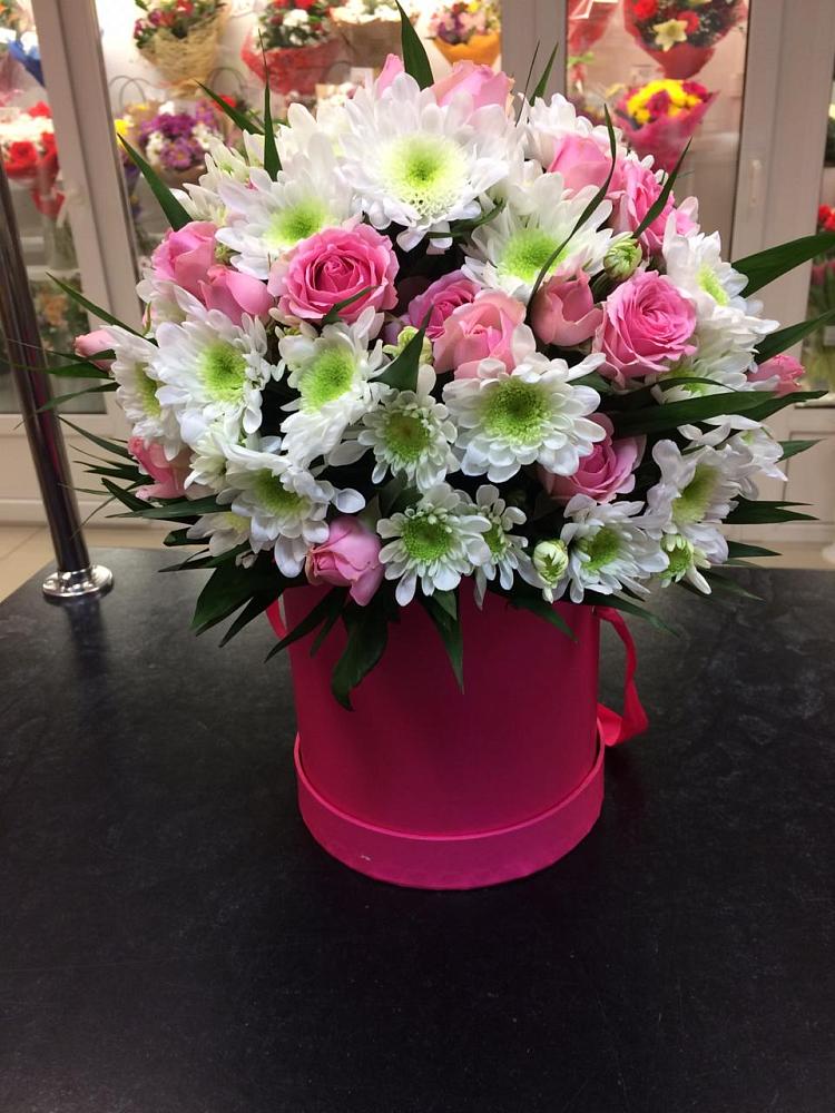 Цветочная композиция из Розы и Хризантемы в шляпной коробке в Новой Майне