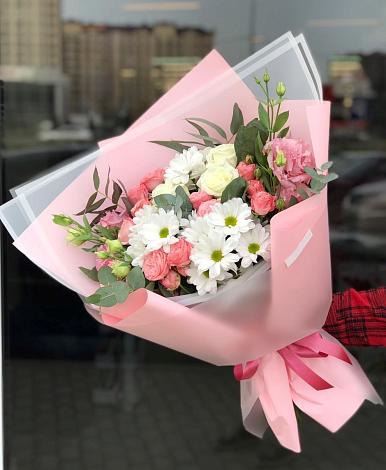 Букет цветов из: Розы, Лизиантусы и Хризантемы в Новой Майне