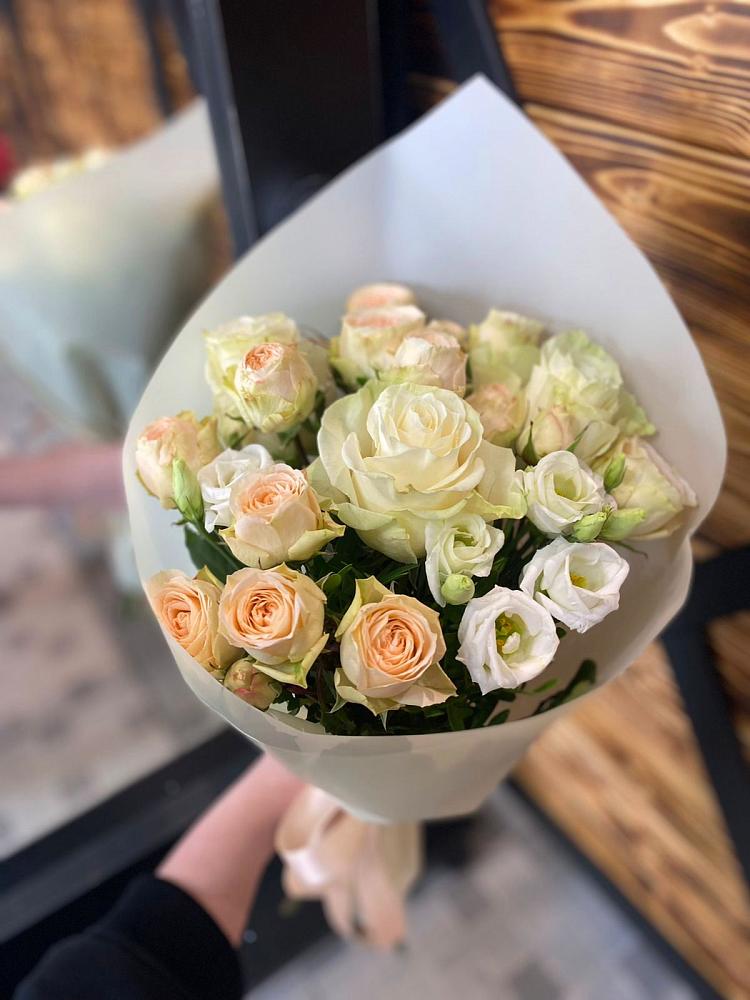 Букет цветов из: Розы и Лизиантусы в Новой Майне